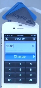 Fixation du lecteur de carte bancaire PayPal Here sur l'iPhone