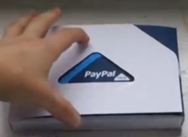 Le colis PayPal Here contenant le lecteur de carte de crédit