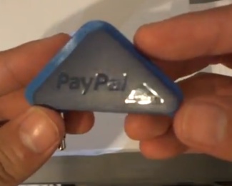 Le fameux triangle bleu de PayPal Here